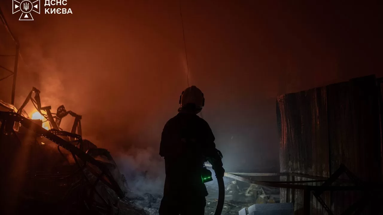Рятувальники ДСНС ліквідовують пожежу після російської атаки на Київ / Фото: ДСНС Києва