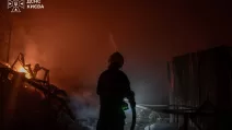 Рятувальники ДСНС ліквідовують пожежу після російської атаки на Київ / Фото: ДСНС Києва