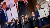 Президент США Дональд Трамп демонстрирует подписанный указ во время презентации в Вашингтоне / Фото: Jonathan Ernst/Reuters