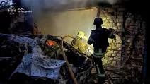 Спасатели ГСЧС ликвидируют последствия российской атаки / Иллюстративное фото: ГСЧС Киевской области