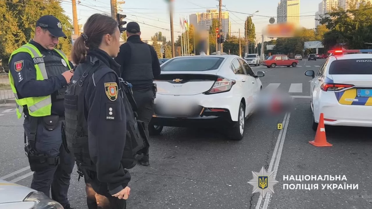Поліцейські працюють на місці вбивства чоловіка на Люстдорфській дорозі в Одесі / Фото: Національна поліція України