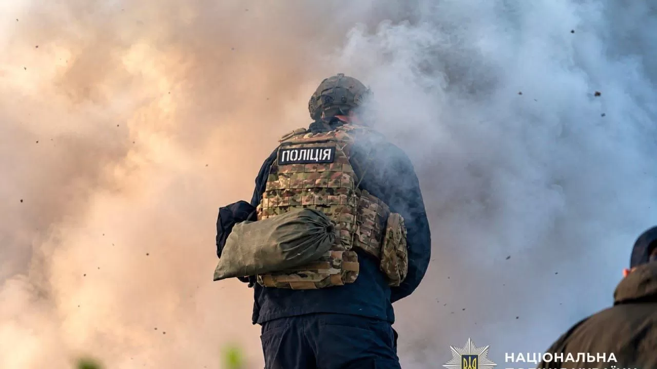 Рятувальники та поліцейські працюють на місці російського удару в Києві / Фото: Національна поліція України