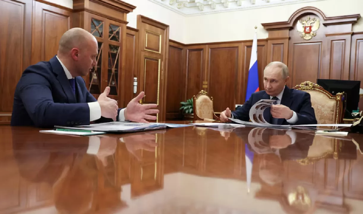Президент России Владимир Путин во время встречи с губернатором Калининградской области Алексеем Беспрозванных / Фото: Sputnik/Gavriil Grigorov