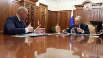 Президент Росії Володимир Путін під час зустрічі з губернатором Калінінградської області Олексієм Беспрозванних / Фото: Sputnik/Gavriil Grigorov