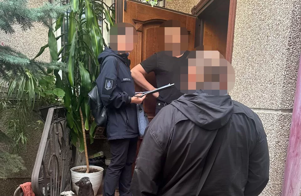 Объявление подозрения участнику схемы в Медицинском реабилитационном центре "Одесский" / Фото: ГБР