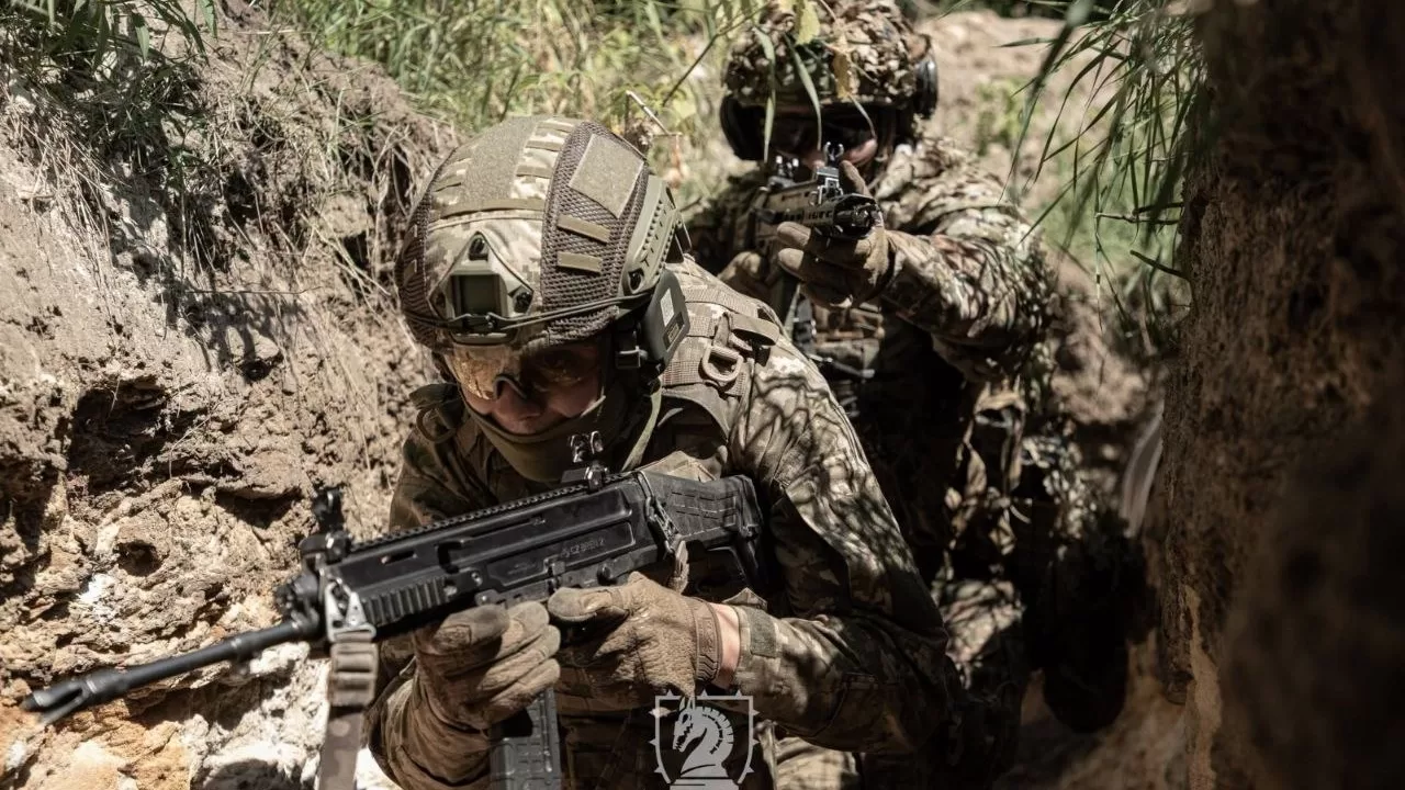 Украинские военнослужащие движутся по окопу во время выполнения боевой задачи / Иллюстративное фото: Генштаб ВСУ
