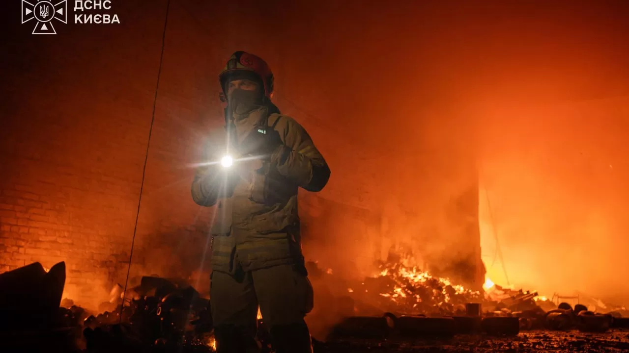 State Emergency Service rescuers deal with the aftermath of the Russian attack on Kyiv / Photo: State Emergency Service of Ukraine