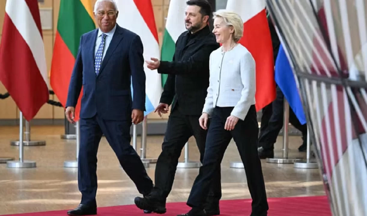 Президент Європейської ради Антоніу Кошта, президент України Володимир Зеленський та президентка Європейської комісії Урсула фон дер Ляєн під час зустрічі у штаб-квартирі Єврокомісії в Брюсселі / Фото: Nicolas Tucat/AFP