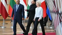 Президент Европейского совета Антониу Кошта, президент Украины Владимир Зеленский и глава Европейской комиссии Урсула фон дер Ляйен во время встречи в штаб-квартире Еврокомиссии в Брюсселе / Фото: Nicolas Tucat/AFP