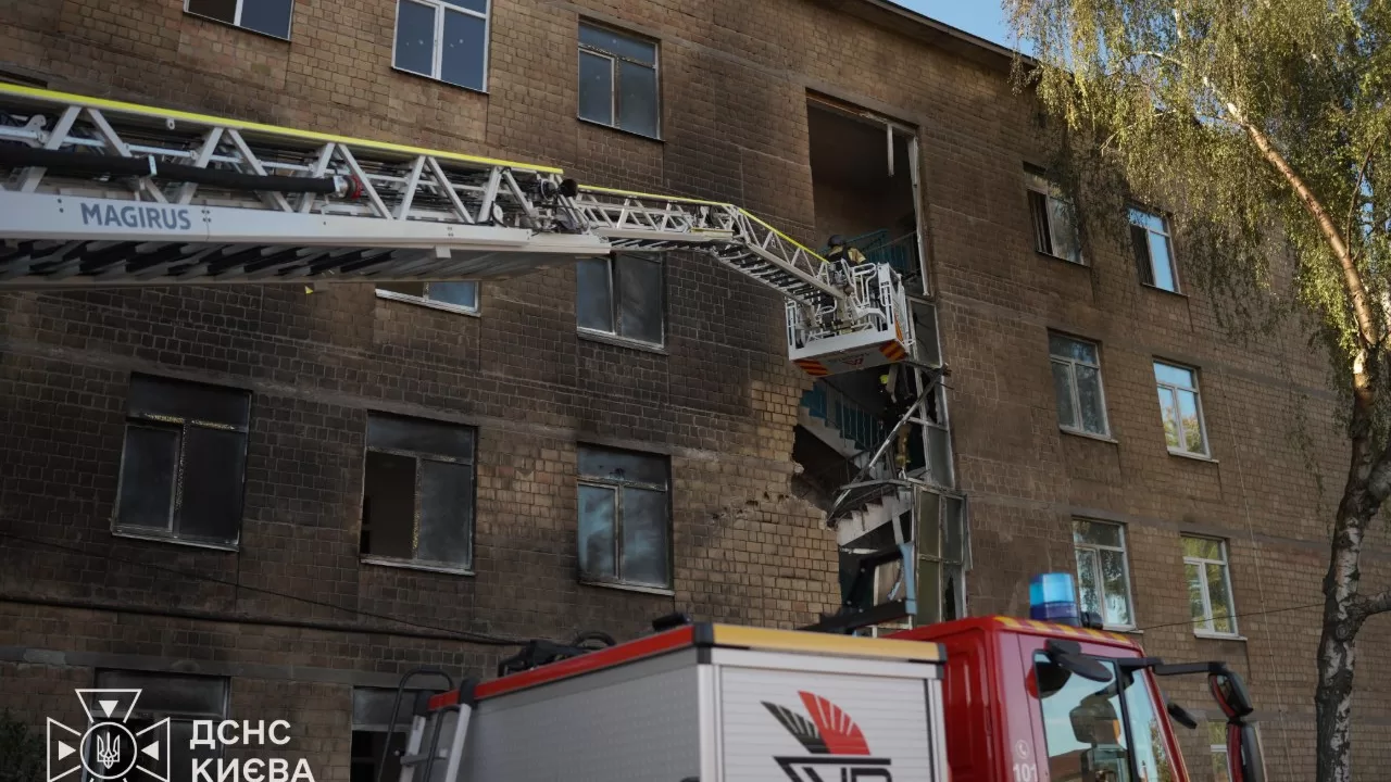 Наслідки влучання російського БпЛА у будівлю школи в Солом'янському районі Києва / Фото: ДСНС України