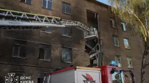 Последствия попадания российского БпЛА в здание школы в Соломенском районе Киева / Фото: ГСЧС Украины