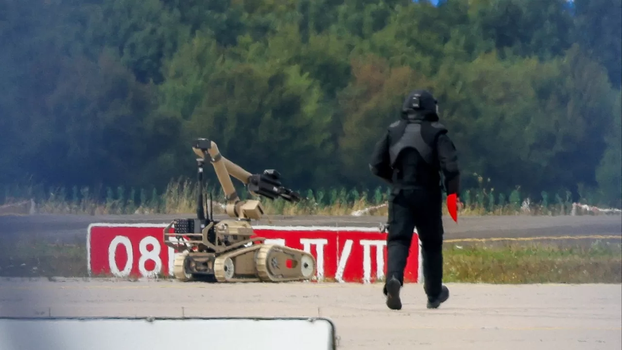 Поліція оглядає злітно-посадкову смугу аеропорту Лейпциг/Галле після виявлення безпілотника з вибухівкою військового класу / Фото: Axel Schmidt/Reuters