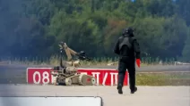 Полиция осматривает взлетно-посадочную полосу аэропорта Лейпциг/Галле после обнаружения беспилотника со взрывчаткой военного класса / Фото: Axel Schmidt/Reuters