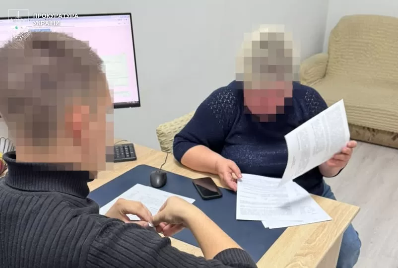 Працівники прокуратури під час вручення процесуальних документів у межах кримінального провадження / Фото: Прокуратура України
