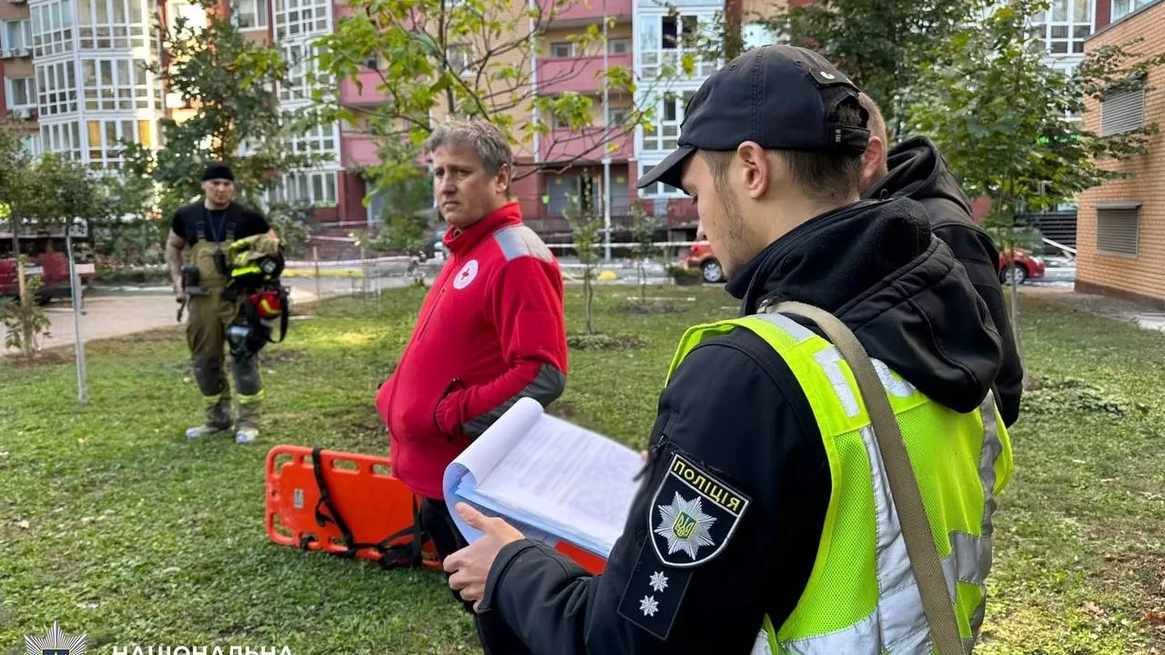 Поліція та медики на місці удару по будинку у Києві / Фото: Нацполіція