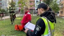Полиция и медики на месте удара по дому в Киеве / Фото: Нацполиция