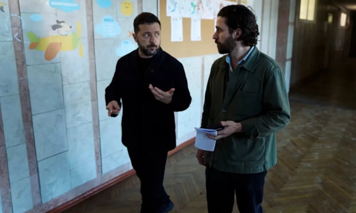 Интервью Financial Times состоялось в укрытии под киевской школой, которая незадолго до этого подверглась удару российского реактивного беспилотника / Фото: FT