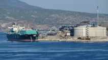 Танкер со сжиженным природным газом (LNG) возле газового терминала / Иллюстративное фото: Atlantic Council