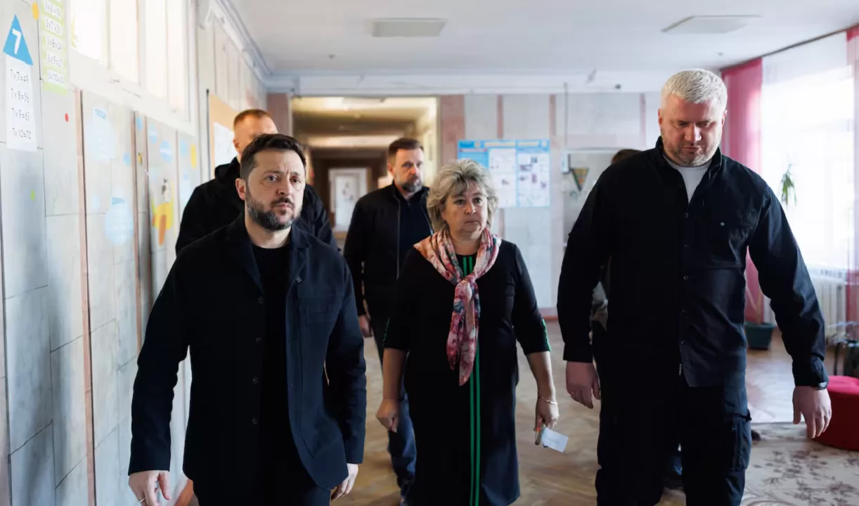 Президент України Володимир Зеленський під час відвідування школи в Києві, пошкодженої російським ударом / Фото: Офіс президента України