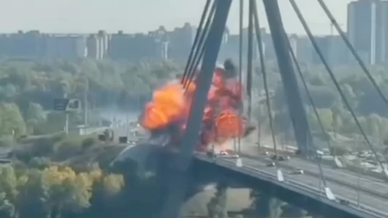 Північний міст після удару / Фото: скриншот