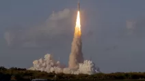 Запуск миссии NASA Artemis II в Космическом центре Кеннеди во Флориде в апреле. К 2028 году NASA планирует впервые использовать ядерную энергию для движения космического аппарата к Марсу / Фото: NYT