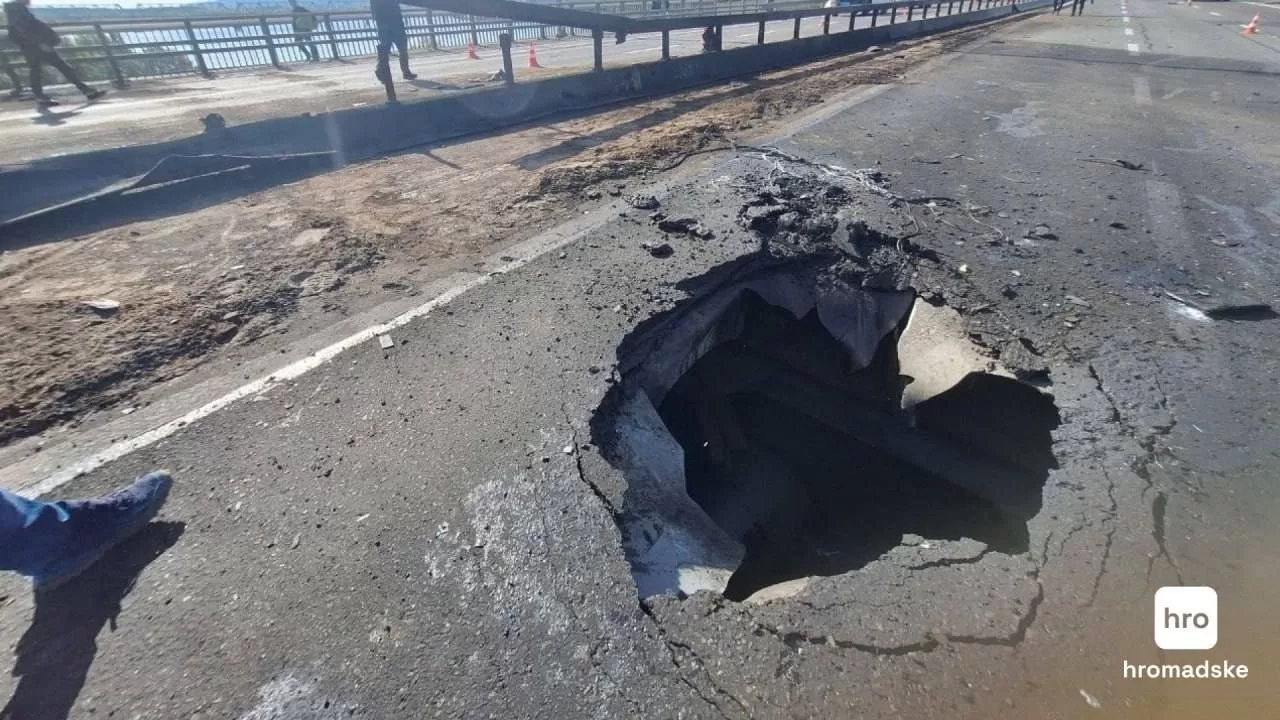 Пошкодження дорожнього полотна Північного мосту в Києві / Фото: hromadske