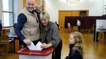 Прем'єр-міністр Латвії Андріс Кулбергс та його дружина Анна голосують на парламентських виборах у Ризі, Латвія / Фото: Reuters