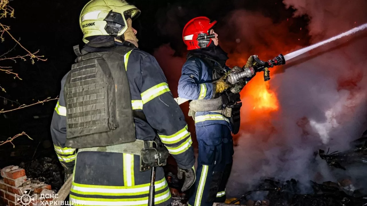 Рятувальники на місці обстрілу / Фото архівне: ДСНС