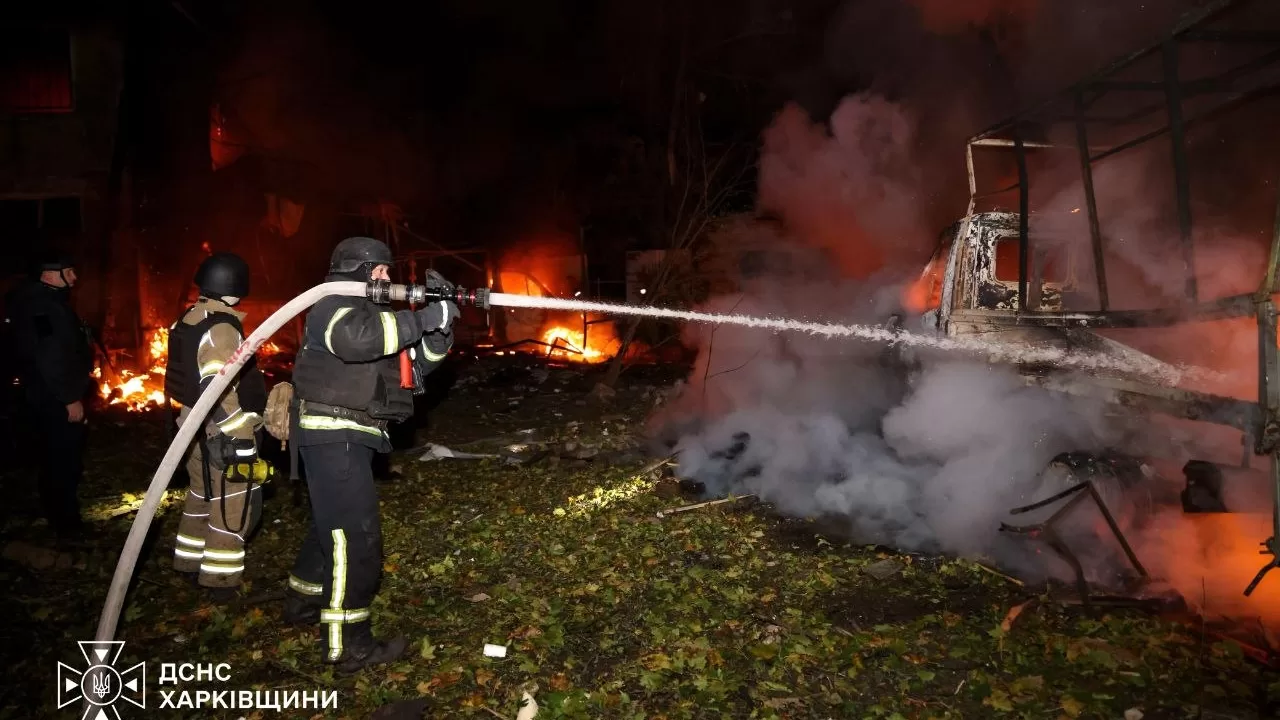 Ліквідація пожежі на місці удару РФ по Харкову / Фото: ДСНС