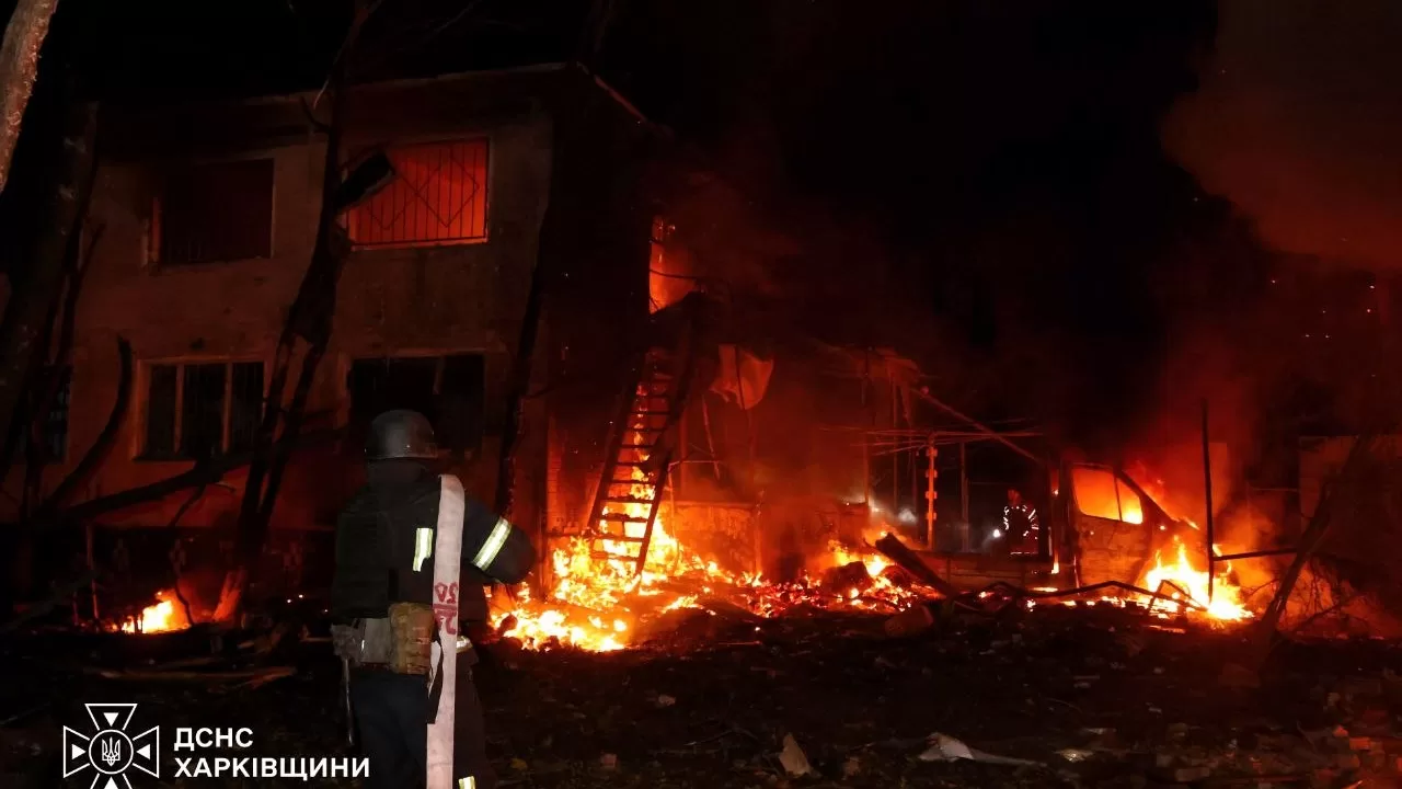 Спасатели на месте обстрела / Фото: ГСЧС