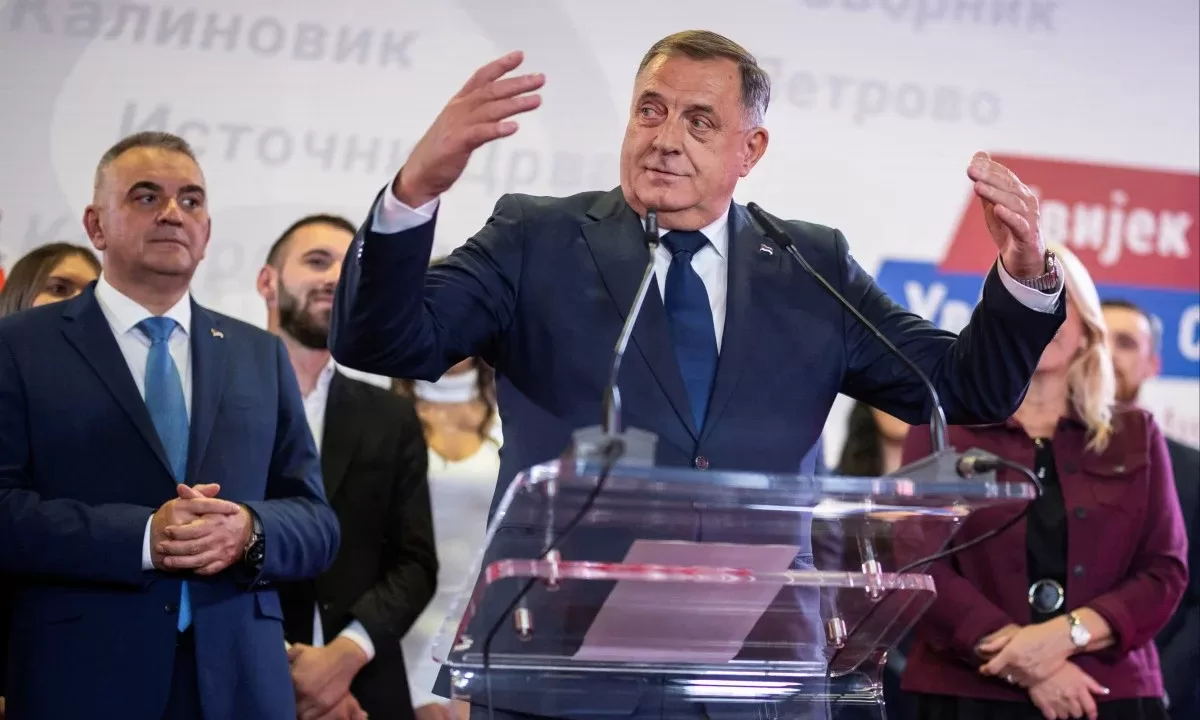 Мілорад Додік під час виступу після оголошення попередніх результатів виборів у Боснії і Герцеговині / Фото: AP