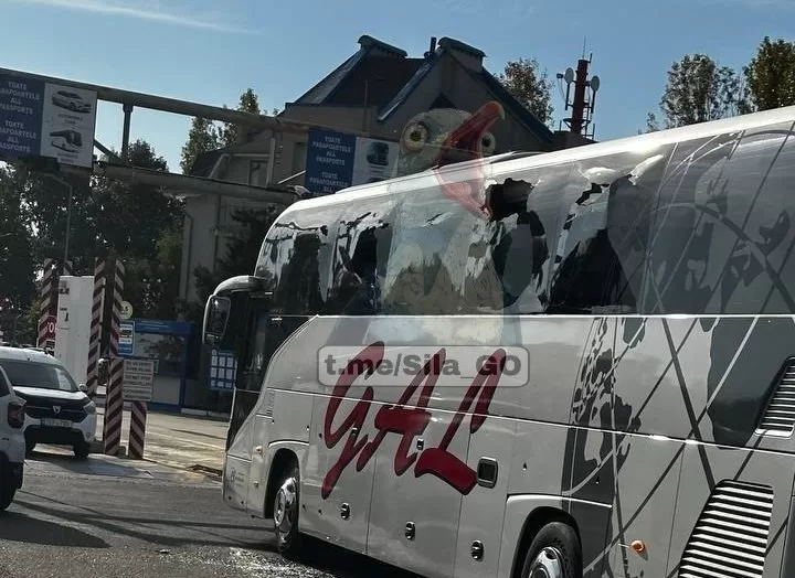 Пошкоджений автобус на молдовському кордоні / Фото: t.me/Sila_GO