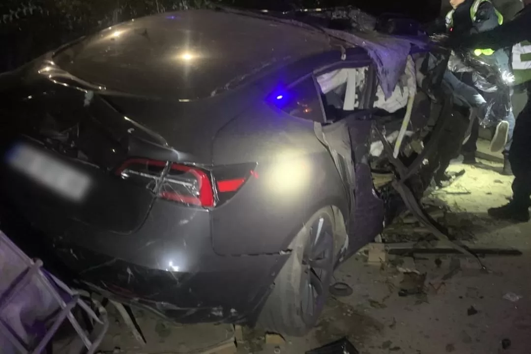 Пошкоджена внаслідок ДТП Tesla / Фото: Поліція Харківщини