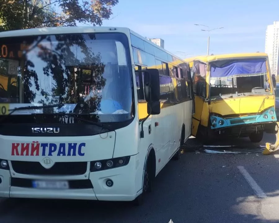 Три человека пострадали в ДТП с маршрутками в Киеве / Фото: Полиция Киева