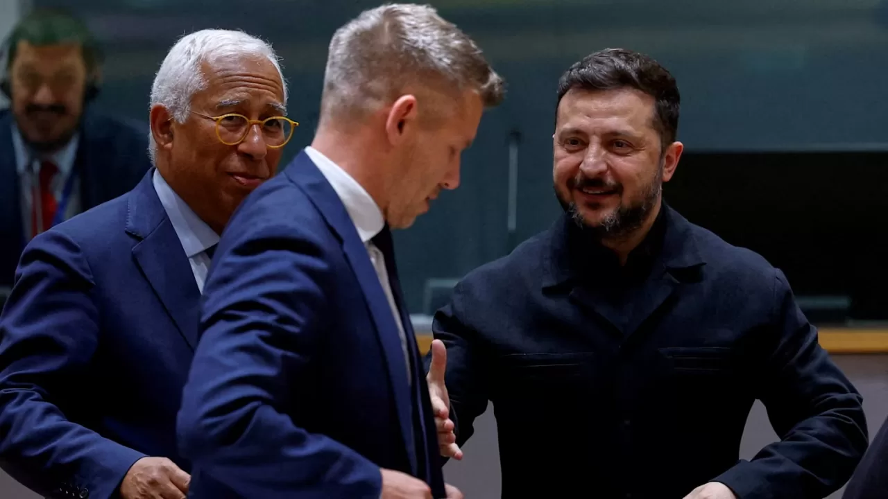 Прем'єр-міністр Угорщини Петер Мадяр і президент України Володимир Зеленський під час саміту лідерів ЄС у червні / Фото: Geert Vanden Wijngaert/Reuters