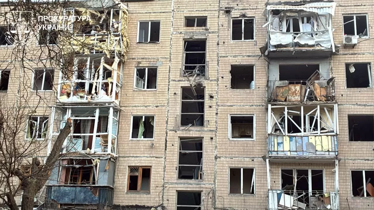 Пошкоджений житловий будинок після російської атаки на Харків / Фото: Харківська обласна прокуратура