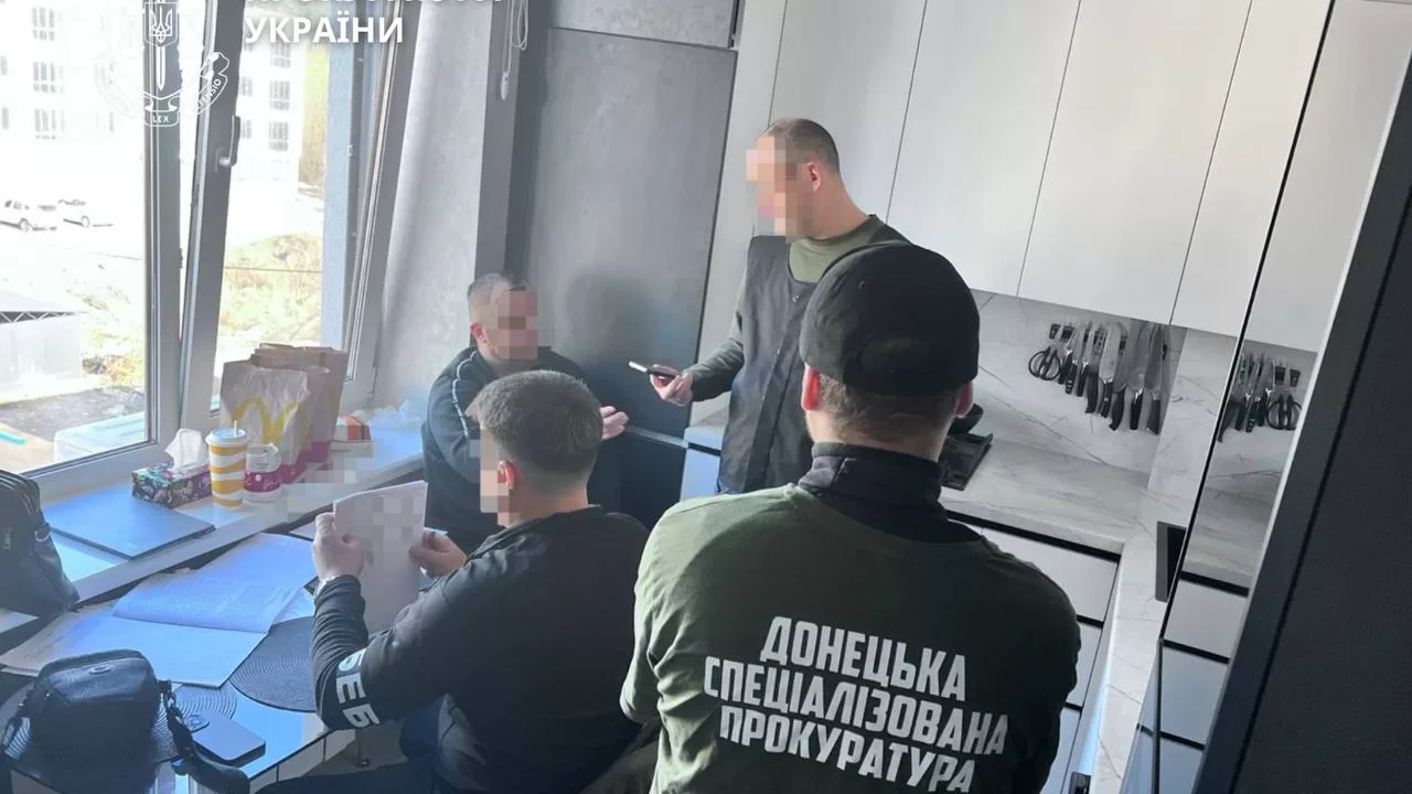 Працівники Донецької спеціалізованої прокуратури під час слідчих дій у справі про незаконні бойові виплати / Фото: Офіс Генерального прокурора