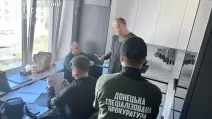 Працівники Донецької спеціалізованої прокуратури під час слідчих дій у справі про незаконні бойові виплати / Фото: Офіс Генерального прокурора