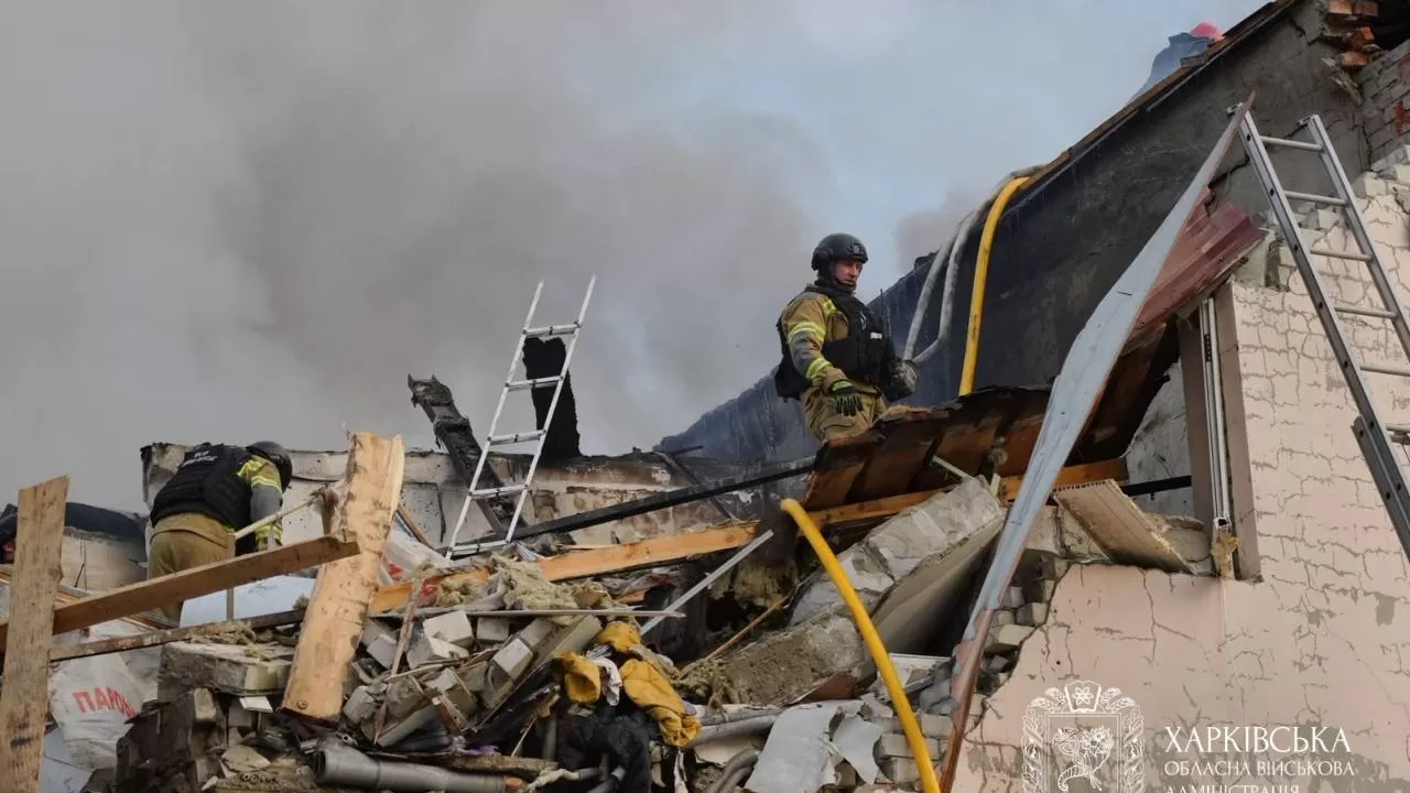 Рятувальники працюють на місці російського авіаудару по Харкову, де зруйновано та пошкоджено будівлі / Фото: Харківська ОВА