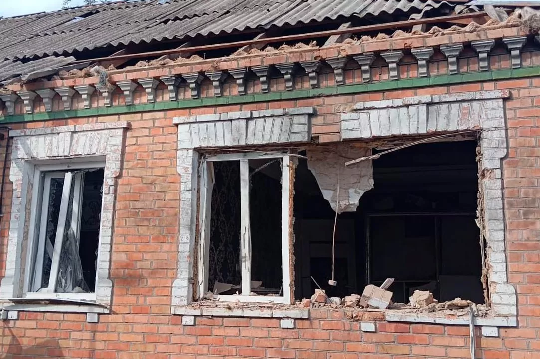 Поврежденный жилой дом в Днепропетровской области после российского обстрела / Фото: Днепропетровская ОВА