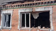 Поврежденный жилой дом в Днепропетровской области после российского обстрела / Фото: Днепропетровская ОВА