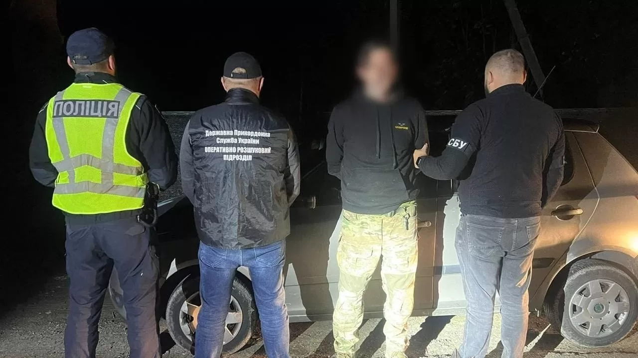 Затримання одного з підозрюваних у незаконному переправленні чоловіків через кордон / Фото: Національна поліція України
