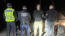 Затримання одного з підозрюваних у незаконному переправленні чоловіків через кордон / Фото: Національна поліція України