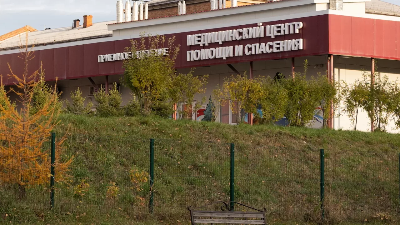 Будівля медичного центру в Іркутській області, де після смерті лаборантки запровадили карантин / Фото: Reuters