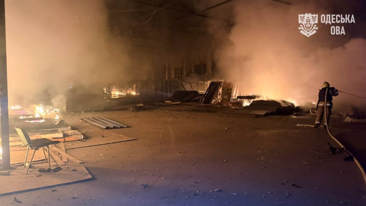 Пожежа після удару РФ по підприємству в Одесі / Фото: Одеська ОВА
