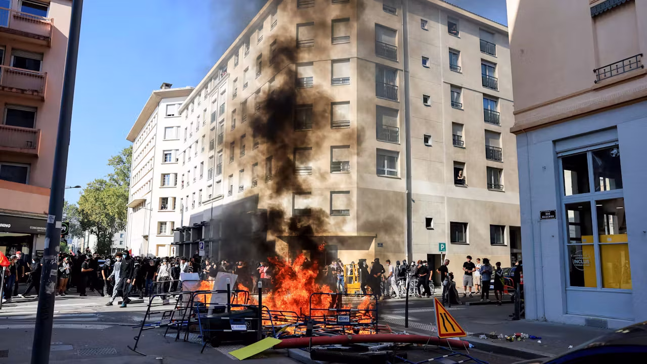 Пожежа в Ліоні під час протесту 6 жовтня / Фото: Reuters