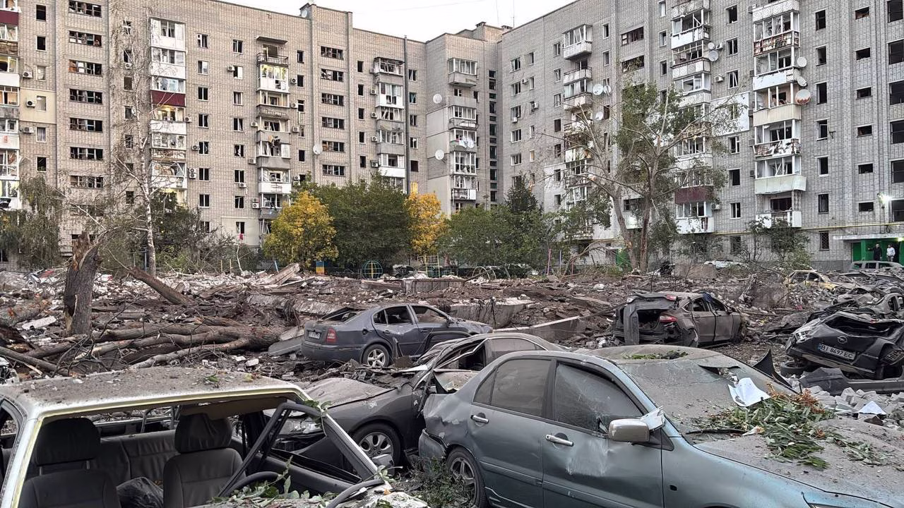 Наслідки ракетного удару по Кременчуку 7 жовтня / Фото: Полтавська ОВА 
