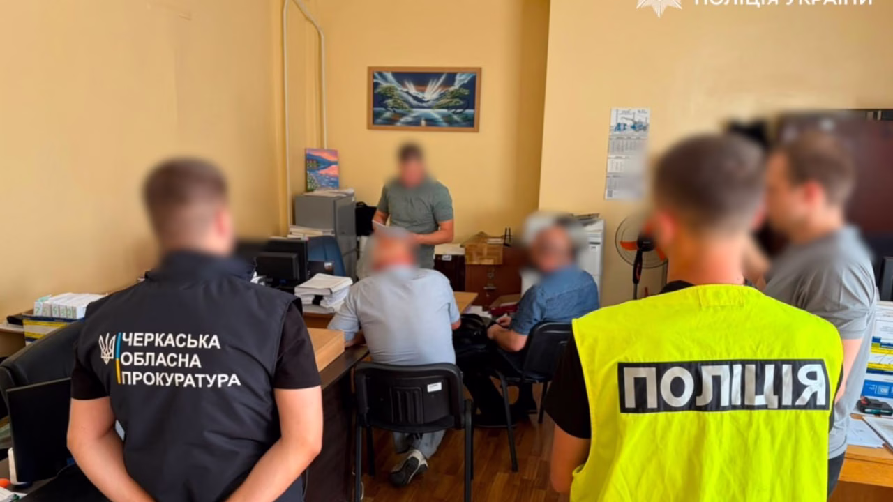 Правоохоронці під час слідчих дій у справі про наркозбут у Чигирині / Фото: Національна поліція України