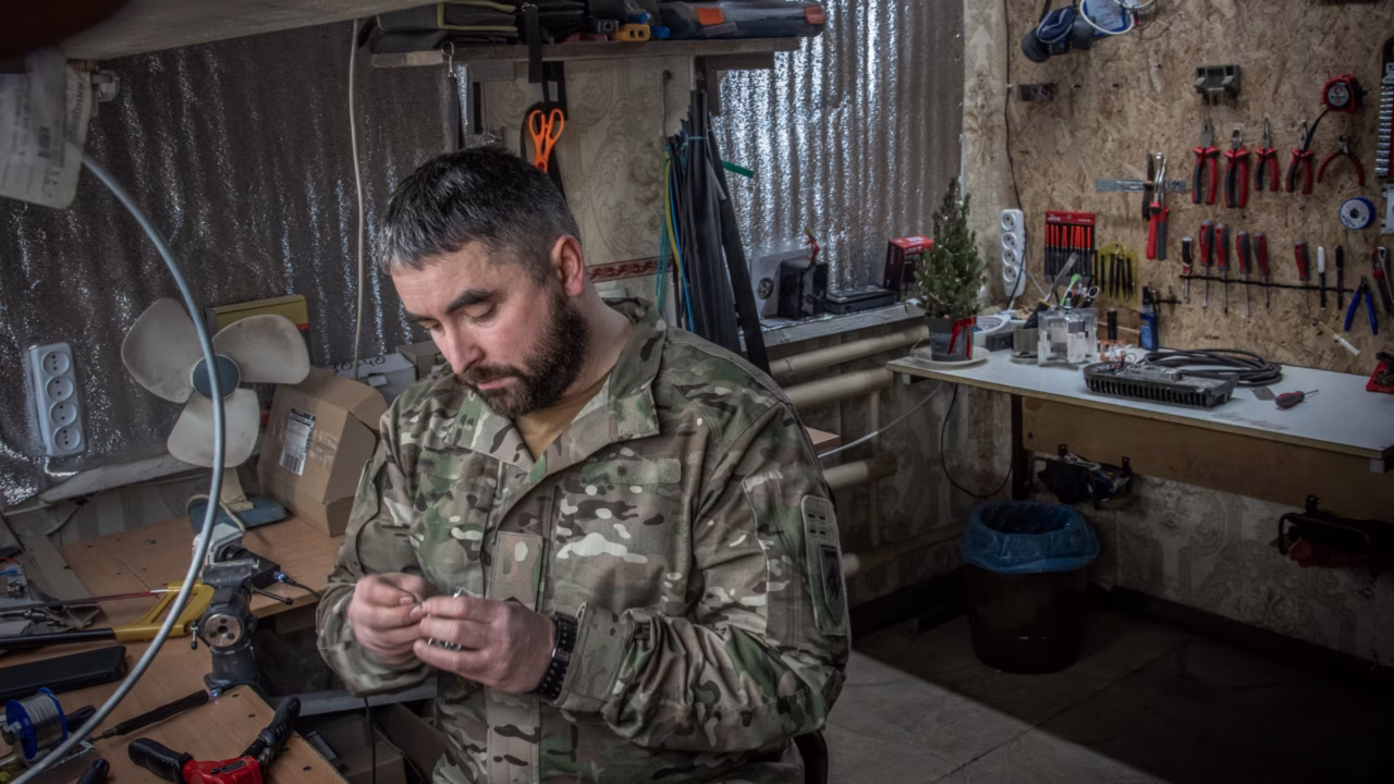 Мастерская бригады "Азов" вблизи восточного фронта, где создают и ремонтируют оборудование для радиоэлектронной борьбы / Фото: Justyna Mielnikiewicz / The Wall Street Journal