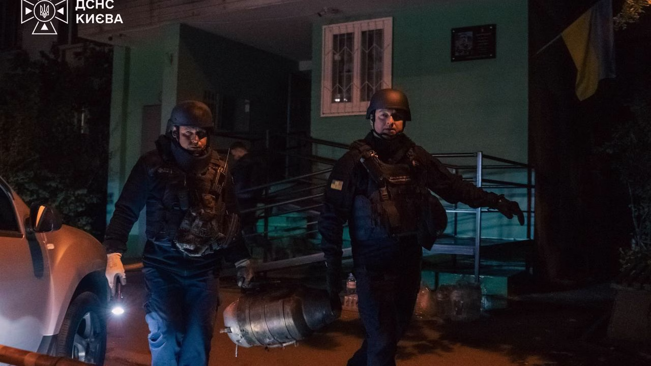 Рятувальники на місці удару РФ по Києву / Фото: ДСНС